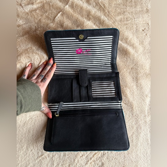 Betsey Johnson Blue Quilted Clutch NWOT’s - Picture 3 of 4